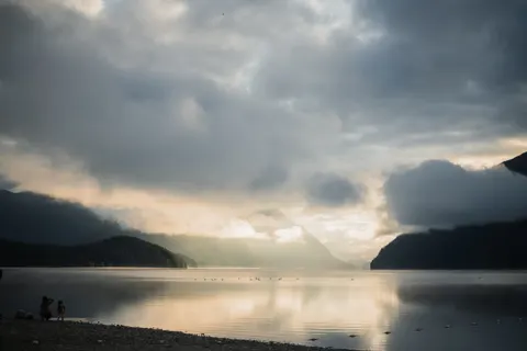 Hình nền Hồ Núi Sương Mù 4K · nature · 3840×2560