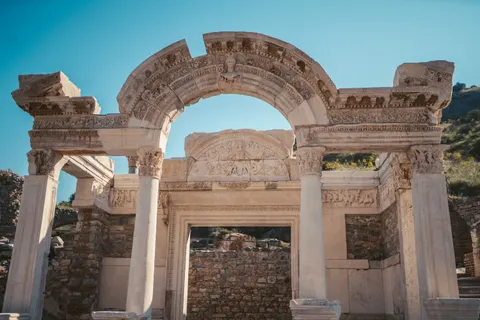 Roman Ruins 4K Wallpaper · architecture · 3840×2560