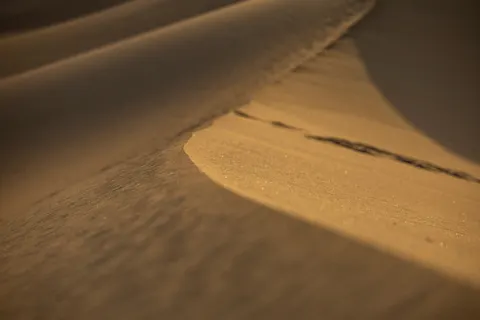 والپیپر پیچ‌وخم‌های کویر با کیفیت 4K · minimal · 3840×2560
