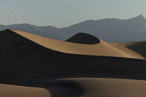 والپیپر پیچ‌وخم‌های کویر با کیفیت 4K · minimal · 3840×2560