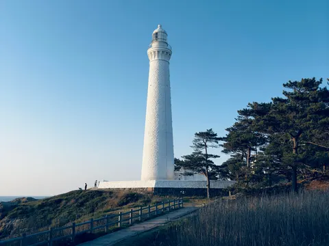 Cliff Lighthouse 4K Wallpaper · architecture · 3840×2880