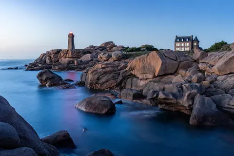Cliff Lighthouse 4K Wallpaper · architecture · 3840×2560