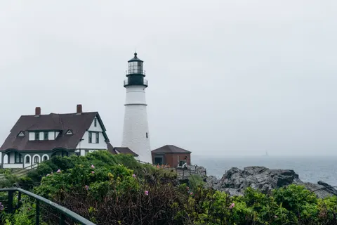 Fond d'écran Phare sur la falaise 4K · architecture · 3840×2563