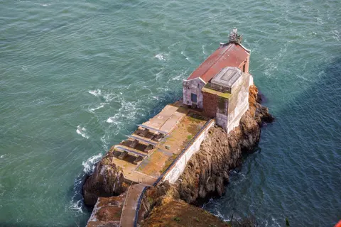 Cliff Lighthouse 4K Wallpaper · architecture · 3840×2560