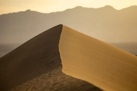 Fond d'écran Courbes du désert 4K · minimal · 3840×2560