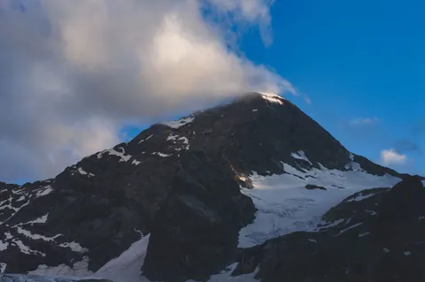 Fondo de pantalla Montañas 4K · mountains · 3840×2553