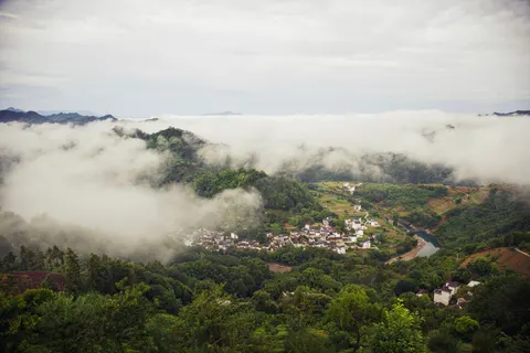 Foggy Valley 4K Wallpaper · mountains · 3840×2560