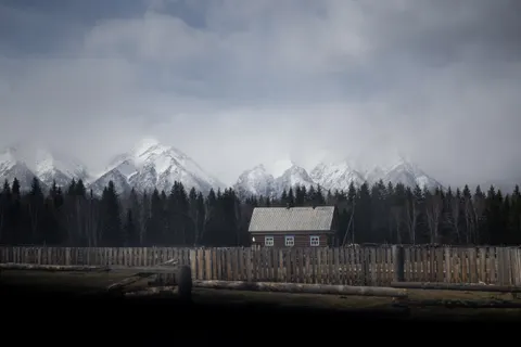 Mountain Cabin 4K Wallpaper · mountains · 3840×2560