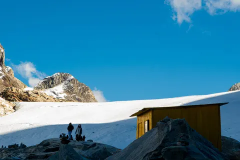 Mountain Cabin 4K Wallpaper · mountains · 3840×2560