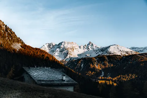 Mountain Cabin 4K Wallpaper · mountains · 3840×2560