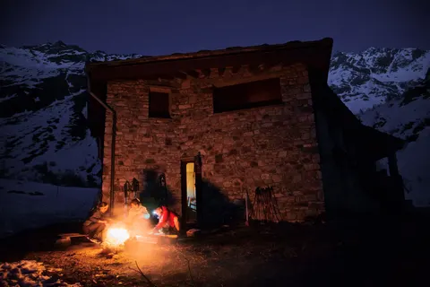 Mountain Cabin 4K Wallpaper · mountains · 3840×2560