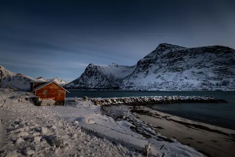 Mountain Cabin 4K Wallpaper · mountains · 3840×2560