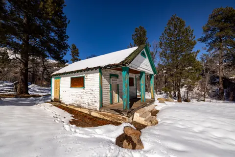 Mountain Cabin 4K Wallpaper · mountains · 3840×2561