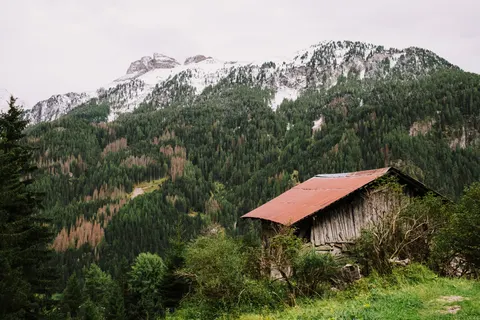 Mountain Cabin 4K Wallpaper · mountains · 3840×2560