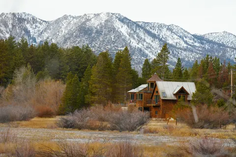 Mountain Cabin 4K Wallpaper · mountains · 3840×2560