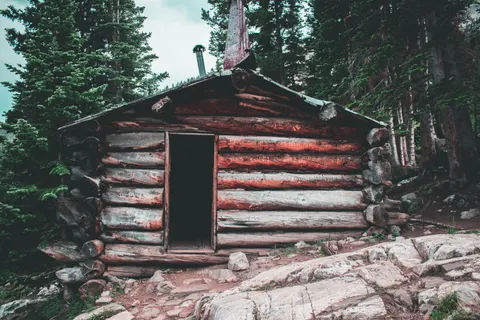 Mountain Cabin 4K Wallpaper · mountains · 3840×2560