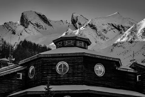 Mountain Cabin 4K Wallpaper · mountains · 3840×2560