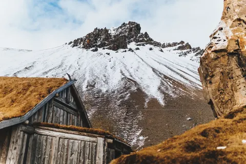 Mountain Cabin 4K Wallpaper · mountains · 3840×2560