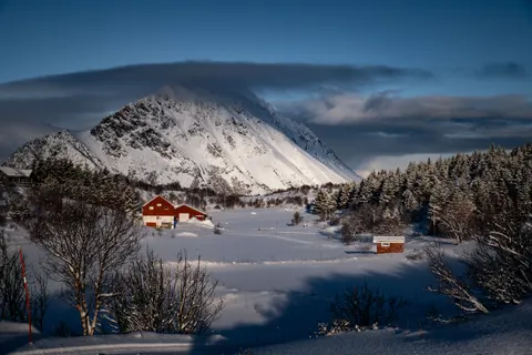 Mountain Cabin 4K Wallpaper · mountains · 3840×2560