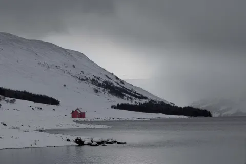 Mountain Cabin 4K Wallpaper · mountains · 3840×2560