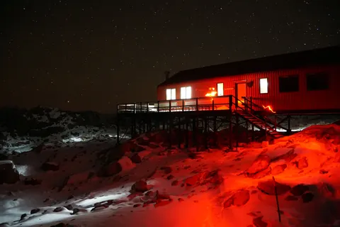 Mountain Cabin 4K Wallpaper · mountains · 3840×2560