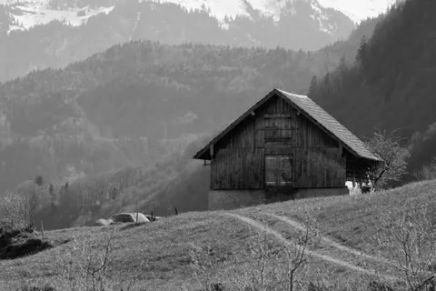 Mountain Cabin 4K Wallpaper · mountains · 3840×2560