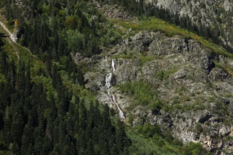 Valley Waterfall 4K Wallpaper · mountains · 3840×2560