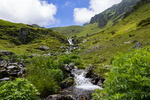 Valley Waterfall 4K Wallpaper · mountains · 3840×2560