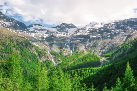 Valley Waterfall 4K Wallpaper · mountains · 3840×2560