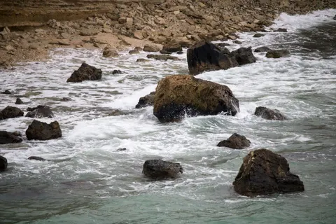 Rocky Shore 4K Wallpaper · ocean · 3840×2560
