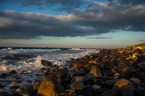 Rocky Shore 4K Wallpaper · ocean · 3840×2553