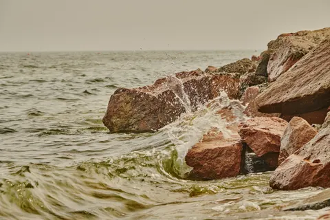 Rocky Shore 4K Wallpaper · ocean · 3840×2560