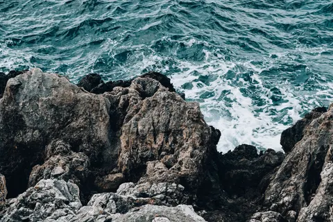 Rocky Shore 4K Wallpaper · ocean · 3840×2560