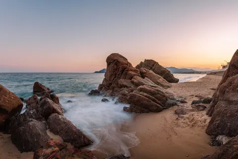 Rocky Shore 4K Wallpaper · ocean · 3840×2560