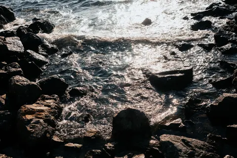 Rocky Shore 4K Wallpaper · ocean · 3840×2560