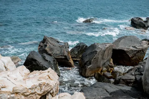 خلفية شاطئ صخري بدقة 4K · ocean · 3840×2560