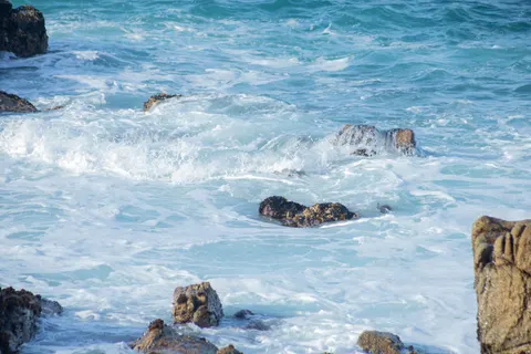 Rocky Shore 4K Wallpaper · ocean · 3840×2560