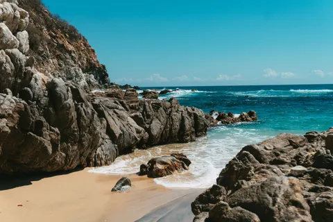 Rocky Shore 4K Wallpaper · ocean · 3840×2560
