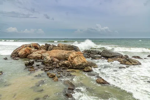 Rocky Shore 4K Wallpaper · ocean · 3840×2560