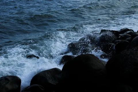Rocky Shore 4K Wallpaper · ocean · 3840×2560