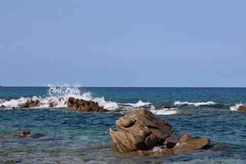 Rocky Shore 4K Wallpaper · ocean · 3840×2560
