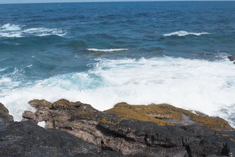 Rocky Shore 4K Wallpaper · ocean · 3840×2560