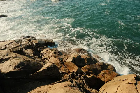 Rocky Shore 4K Wallpaper · ocean · 3840×2560