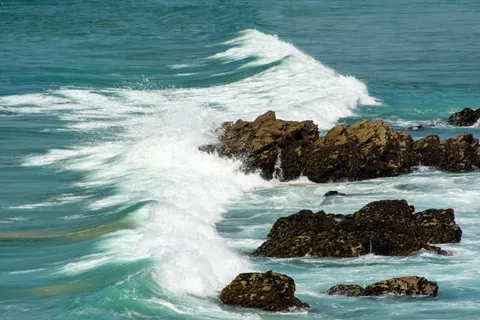Rocky Shore 4K Wallpaper · ocean · 3840×2560