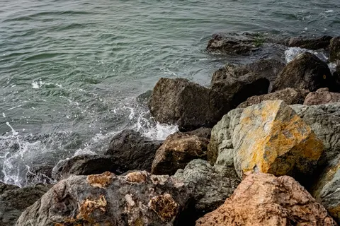 Rocky Shore 4K Wallpaper · ocean · 3840×2560