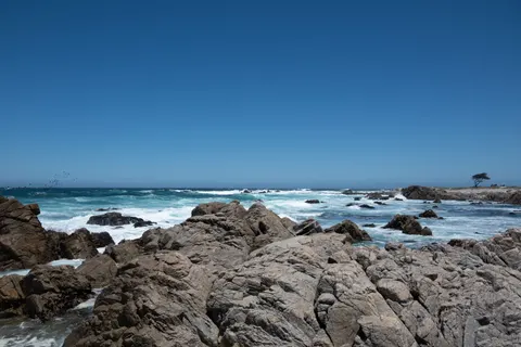 Rocky Shore 4K Wallpaper · ocean · 3840×2563