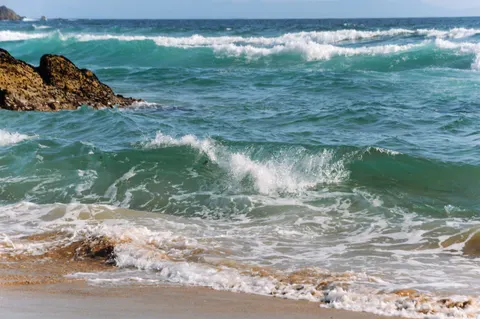 Rocky Shore 4K Wallpaper · ocean · 3840×2553