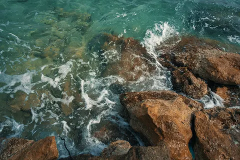 Rocky Shore 4K Wallpaper · ocean · 3840×2560