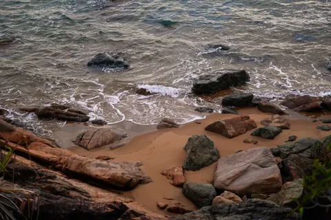 Rocky Shore 4K Wallpaper · ocean · 3840×2560