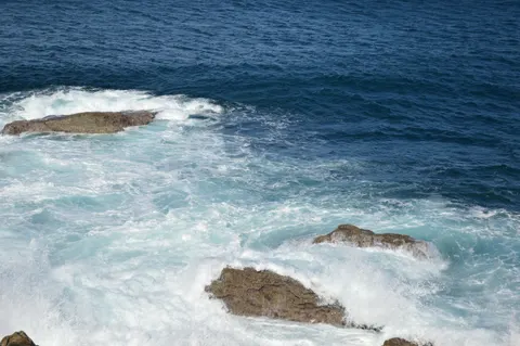 خلفية شاطئ صخري بدقة 4K · ocean · 3840×2553